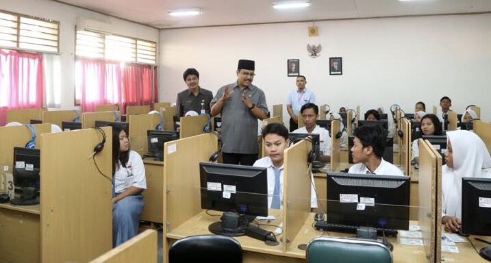 Wagub Jatim Saifullah Yusuf (Gus Ipul) saat sidak pelaksanaan UNBK SMK beberapa waktu lalu