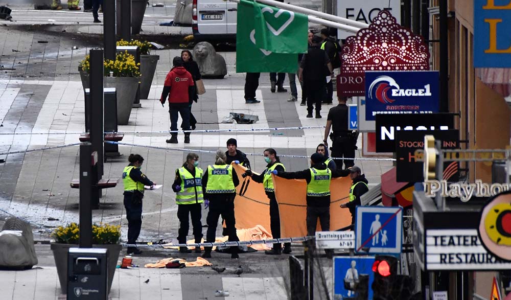  Jenazah akan dievakuasi usai serangan truk di Stockholm, Swedia, Jumat (7/4) waktu setempat. (foto: tnyt)