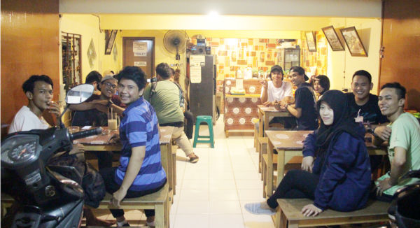 Semakin malam warkop every time ini rame didatangi pengunjung