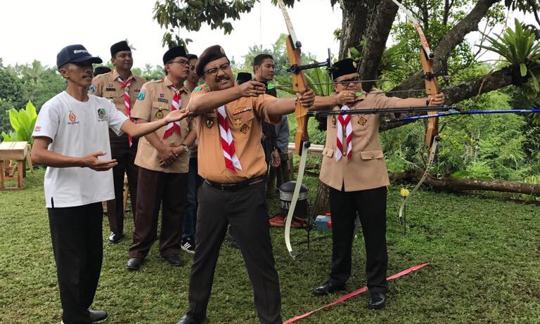 MEMBIDIK: Gus Ipul bersama Bupati Banyuwangi mencoba olah raga panahan di Banyuwangi. (Foto Istimewa)