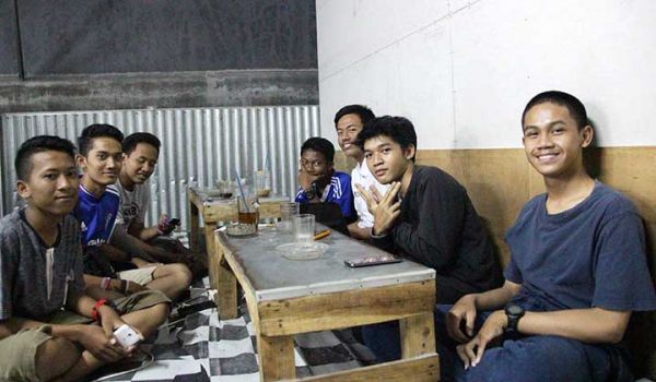 Ada juga yang lesehan