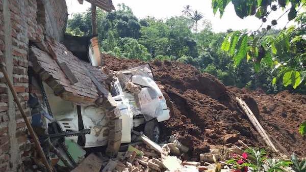 Kondisi pemukiman warga setelah terjadi longsor. (Foto: Kabar24)