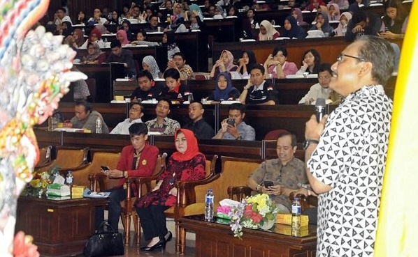 Saifullah Yusuf (Gus Ipul) saat Seminar Nasional Bertemakan “Peran dan Tantangan Pemuda Sebagai Penerus Kepemimpinan di Masa Mendatang” di Gedung  Graha Wijaya, Universitas 17 Agustus 1945, Surabaya, Kamis (30/3).