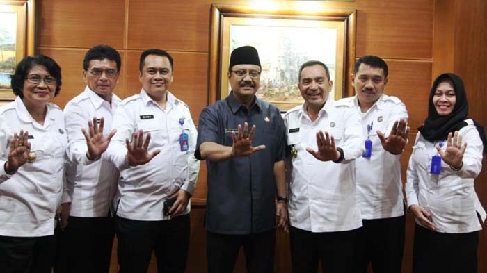 Wakil Gubernur Jatim, Saifullah Yusuf (tengah) bersama jajaran BNNP Jatim