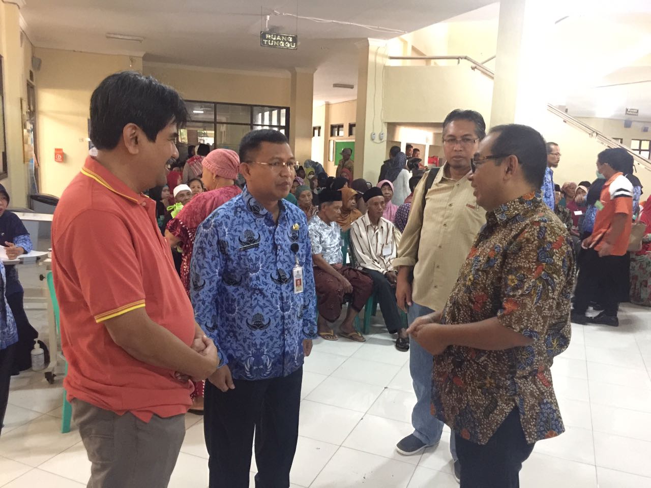 Foto : dr Agus dr RS Dr Soetomo, dr Sudarto direktur RSUD dr Koesnadi dan Arif Afandi Ketua Kagama Jatim.