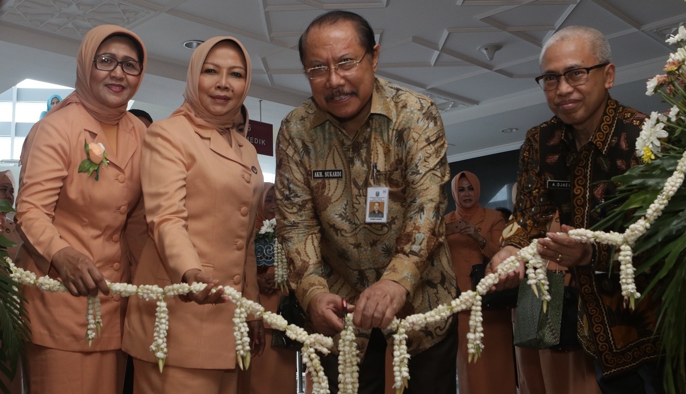 Sekda Prov Jatim Ahkmad Sukardi didampingi Direktur Rumah Sakit Umum Haji Surabaya Achmad Dajaeli. MPPM Meresmikan Kantor Dharma Wanita Persatuan Rumah Sakit Umum Haji Surabaya.