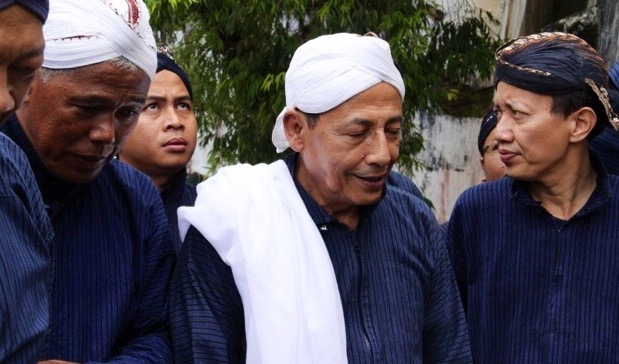 Habib Lutfi bersama para santrinya.