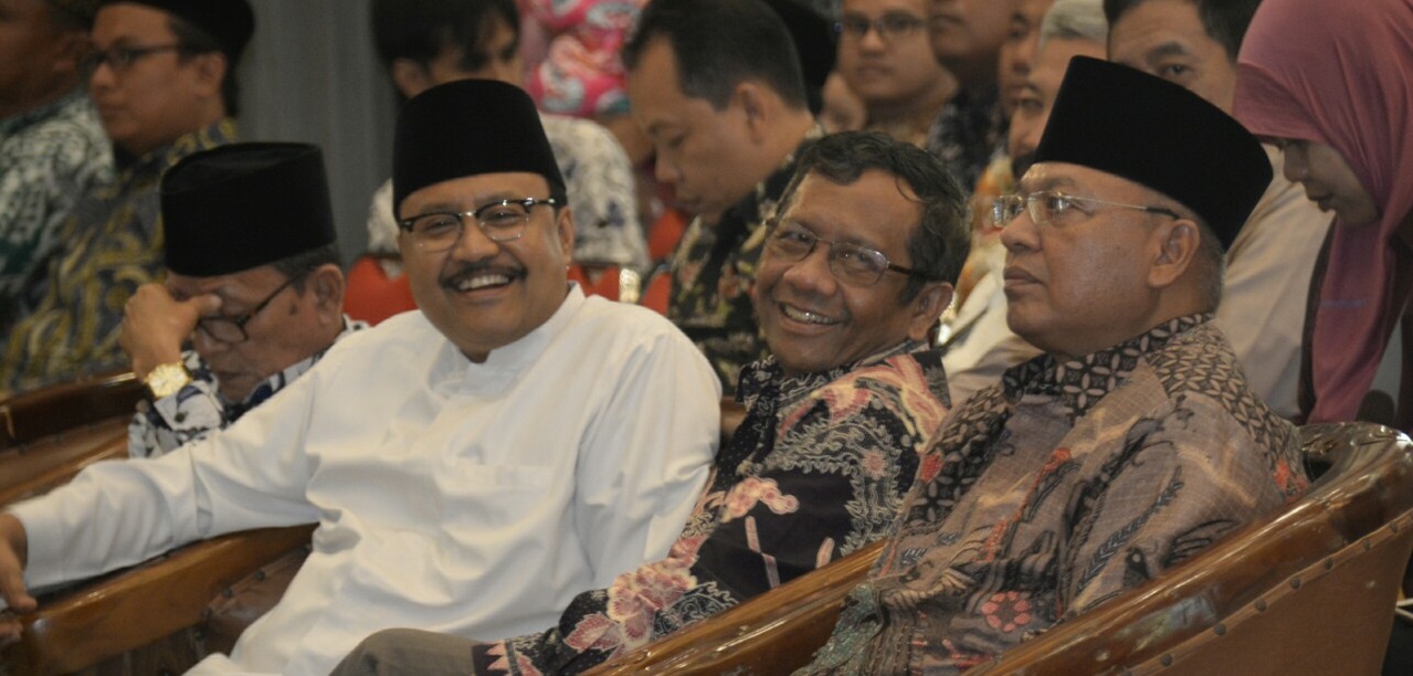 Saifullah Yusuf (Gus Ipul) bersama Prof Mahfud MD, saat menjadi pembicara di Seminar Nasional bertema ‘Lemahnya Penegakan Hukum dan Sulitnya Mencari Keadilan’ di Gedung Ratu Ebo Kab. Bangkalan, Senin (13/3).