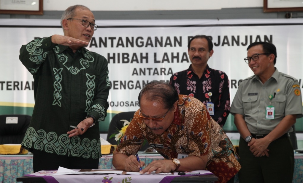 Sekdaprov Jatim menandatangani Perjanjian Hibah Lahan dan Berita Acara Serah Terima Hibah bersama Sekjen Kementan.