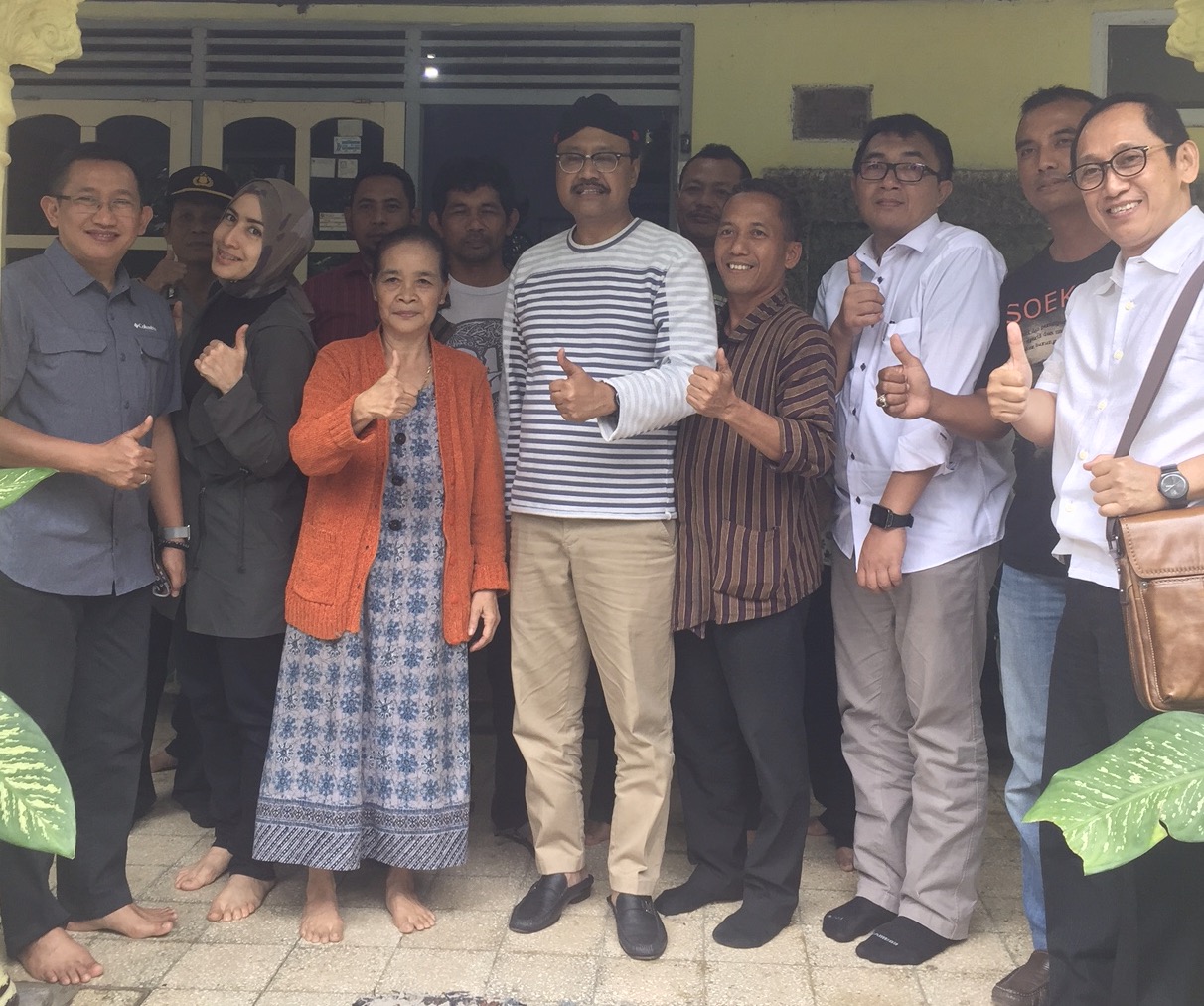 Gus Ipul, Sandrina, Dan eep Syaifullah Fatah foto bareng Mak Ti di Blitar