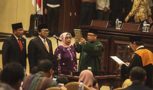 Oesman Sapta Odang dilantik jadi Ketua DPD-RI bersama Nono Sampono dan  Damayanti Lubis Wakil Ketua  DPD, hari Selasa (4/4) sore. (foto: nga).