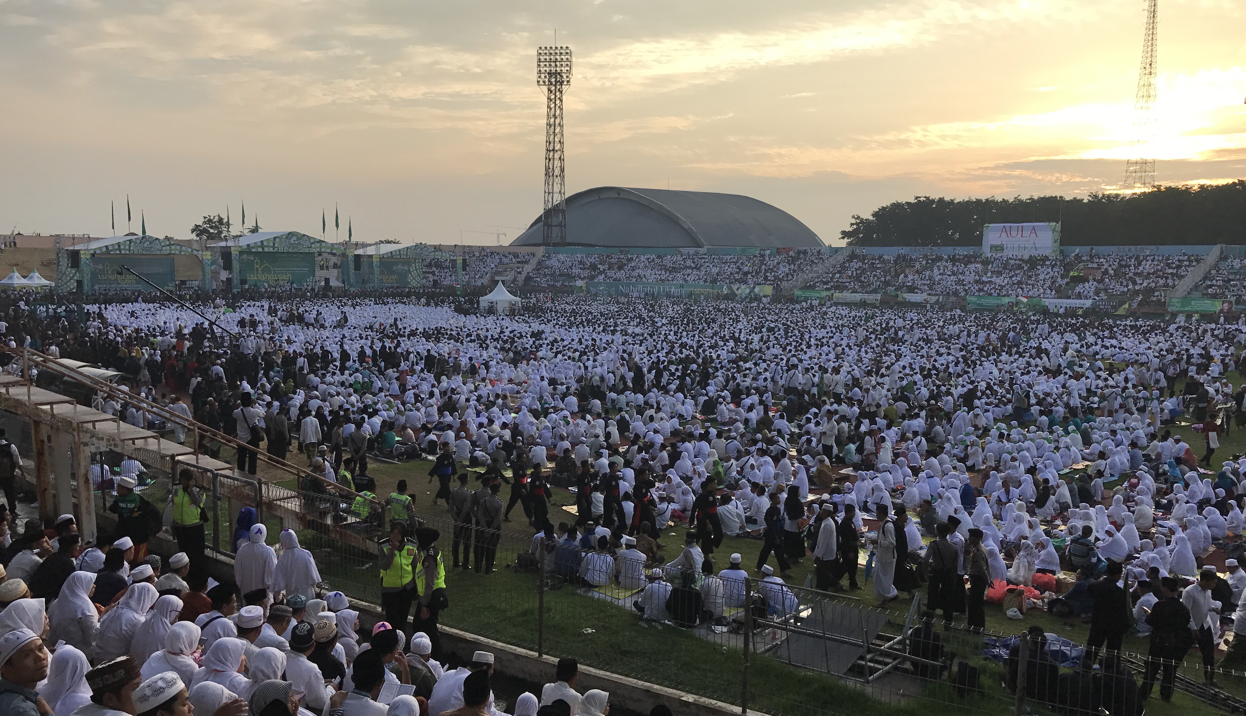 Lautan ummat memadati GOR Sidoarjo untuk mengikuti Istighosah