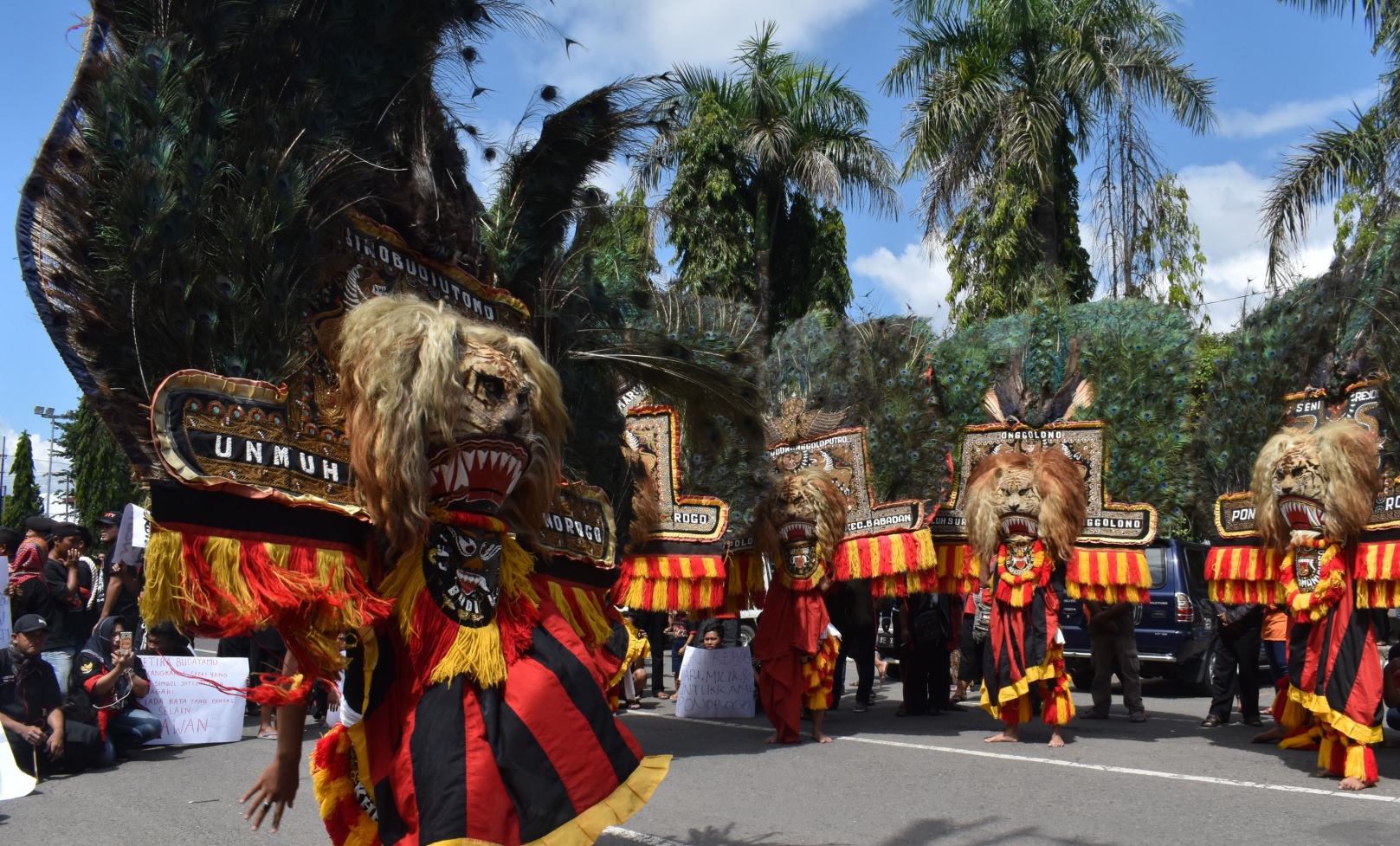 Aksi unjuk rasa Seniman Reog Ponorogo, di Gedung DPRD, Rabu (29/3). (Foto: Antara)