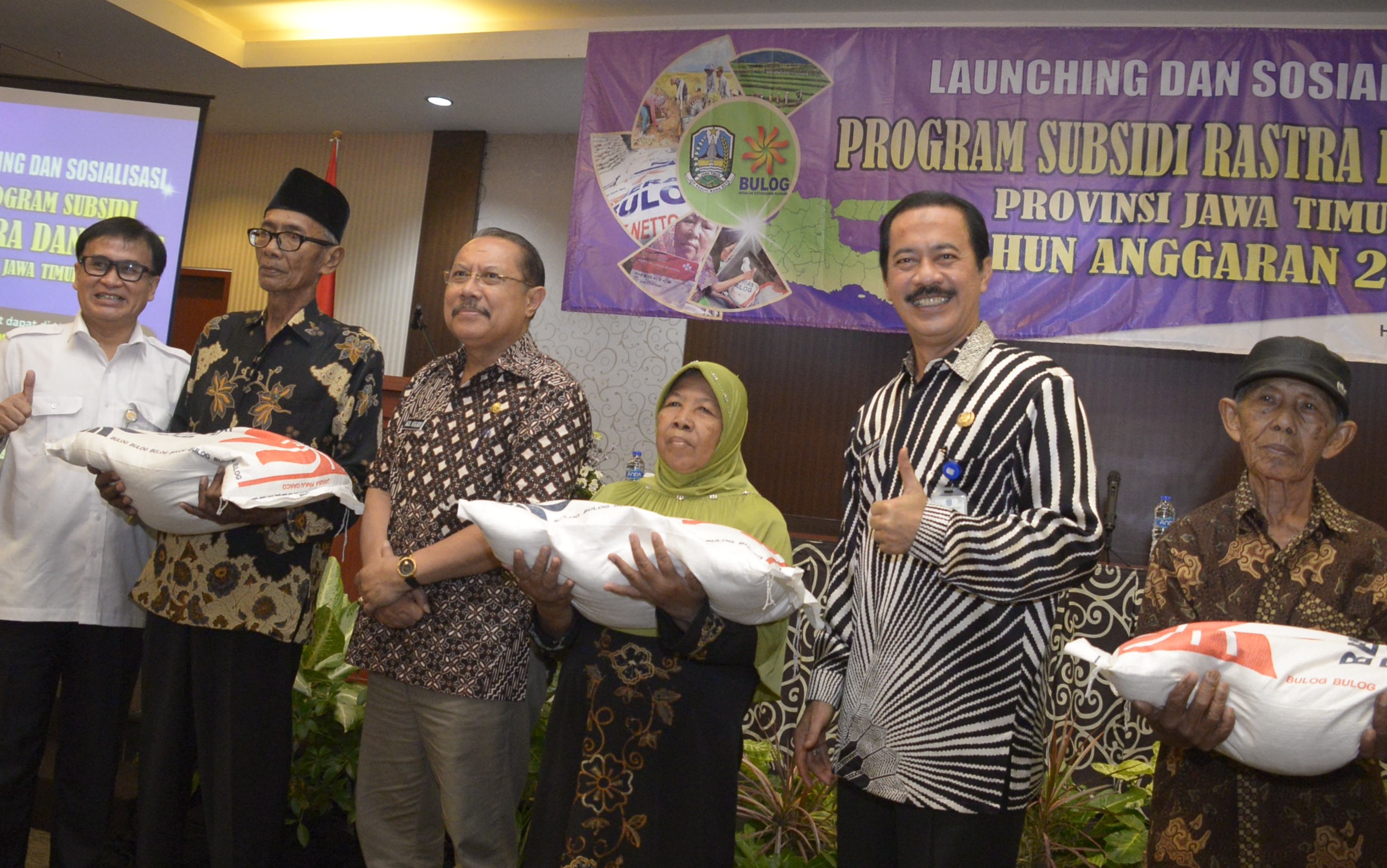 sosialisasi program subsidi Rastra dan Bantuan Pangan Non Tunai (BPNT) 2017 di Hotel Hologen Sidoarjo, Selasa (4/4).