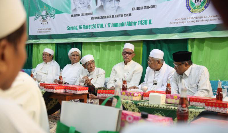 KIAI KHOS: Para Kiai Khos NU dalam pertemuan di kediaman KH Maemun Zubeir, Sarang, Rembang, Jateng.