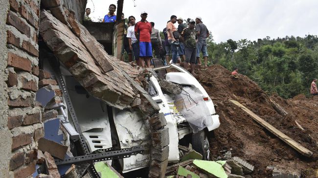 Masyarakat korban longsor Ponorogo akan direlokasi ke lokasi ladang mereka. BNPB mengkaji potensi bencana di wilayah tersebut. (ANTARA FOTO/Siswowidodo)