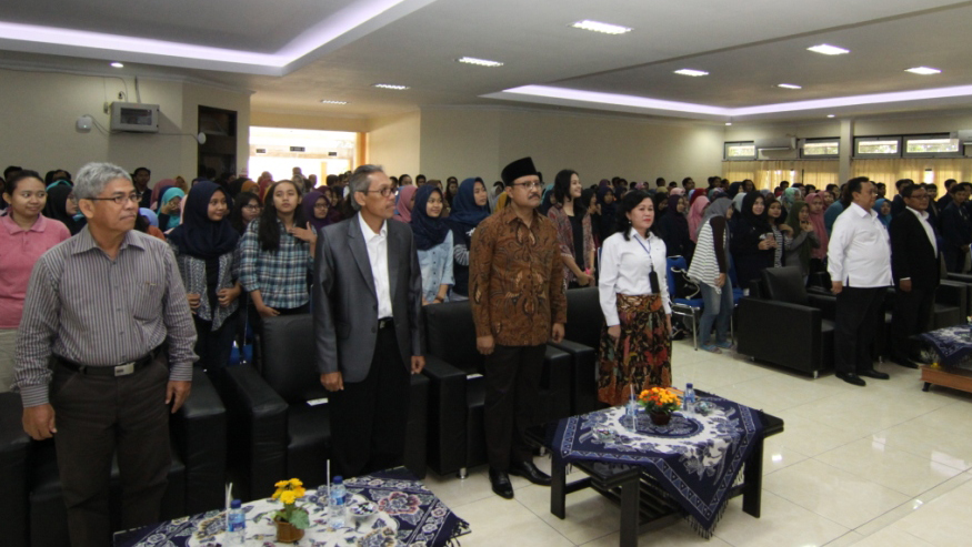 Wakil Gubernur Jatim didampingi Oleh Rektor UNESA Prof Warsono, Dekan Prof Sarmini, dalam Acara Kuliah Umum Di UNESA Ketintang, Surabaya , Selasa (14/3) siang.