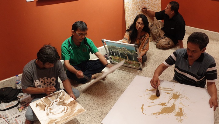 Komunitas Batik Lukis Jawa Timur yang melakukan persiapan jelang acara yang bertema Laras di Galeri House of Sampoerna, Kamis (6/4).