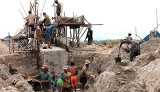 Warga Bangka Belitung masih andalkan penambangan timah, untuk meningkatkan kesejahteraannya.