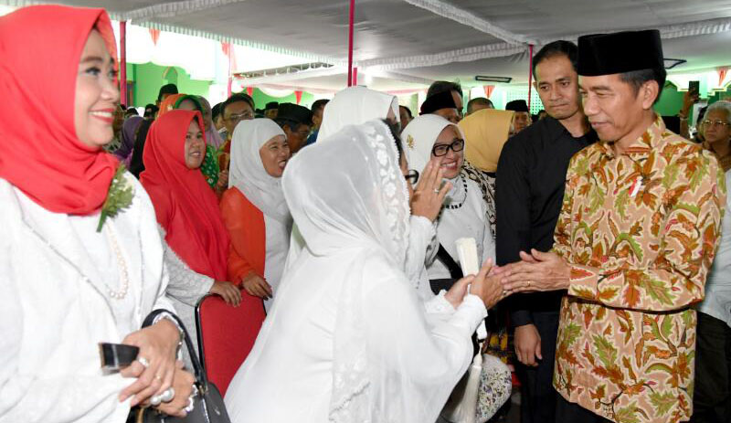 KUNJUNGAN: Presiden Jokowi saat menyalami ibu-ibu muslimah di Pondok Pesantren Kholifatulloh Singo Ludiro, Mojolasan, Sukoharjo. (Foto Biro Pers/Setpres)