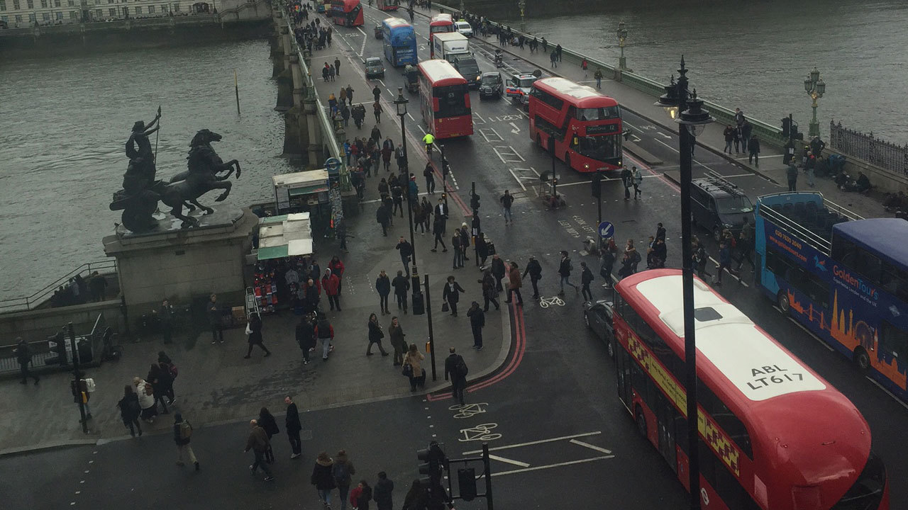 BERDUKA: Suasana jembatan Westminster usai teror bom di London. 