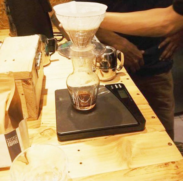 V60 salah satu proses peyuduhan kopi yang di lakukan di warkop Kopi Djago