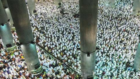 Jamaah sholat Jumat di Masjid Istiqlal hari ini, Jumat (31/3) siang, sebelum sebagian besar mereka berjalan ke Jl. Merdeka Selatan. (foto: antara)