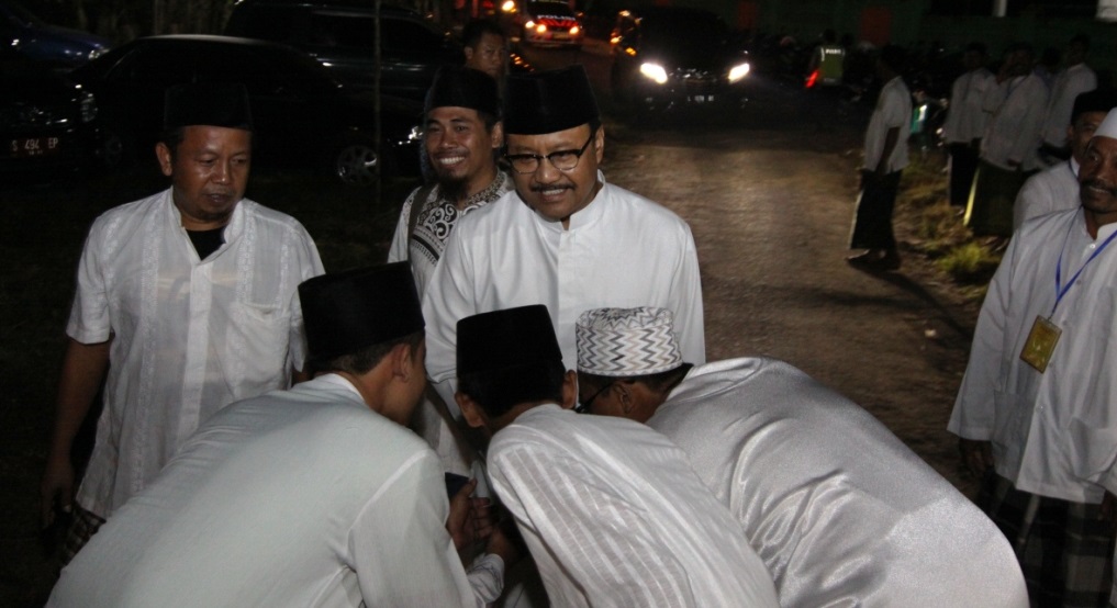 Wakil Gubernur  Jatim Saifullah Yusuf (Gus Ipul) disambut oleh Santri-santri  PP KH. Nurhadi, dalam acara Haul Yasin&Tahlil Kubro ke-40 di Tuban.