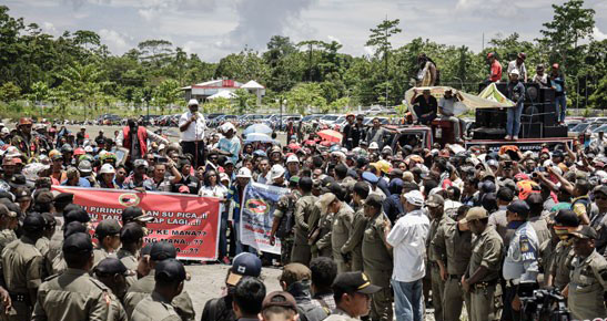 AKSI: Sejumlah warga peserta aksi demo menolak tambang emas Gunungpitu di Banyuwangi. (Foto Antara)