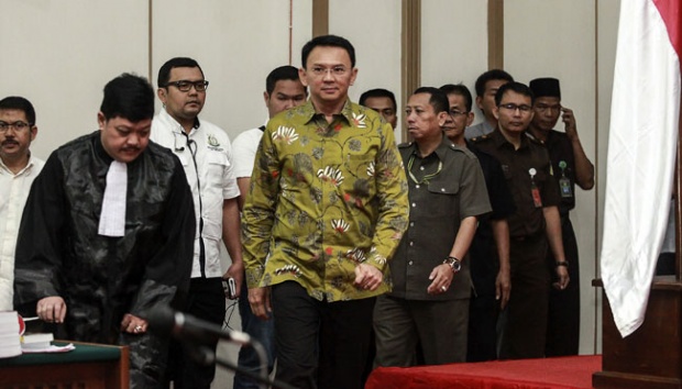 Gubernur DKI Jakarta nonaktif Basuki Tjahaja Purnama alias Ahok berjalan memasuki ruang persidangan kasus dugaan penodaan agama di Auditorium Kementerian Pertanian, Jakarta, (21/3). (Foto: Antara)