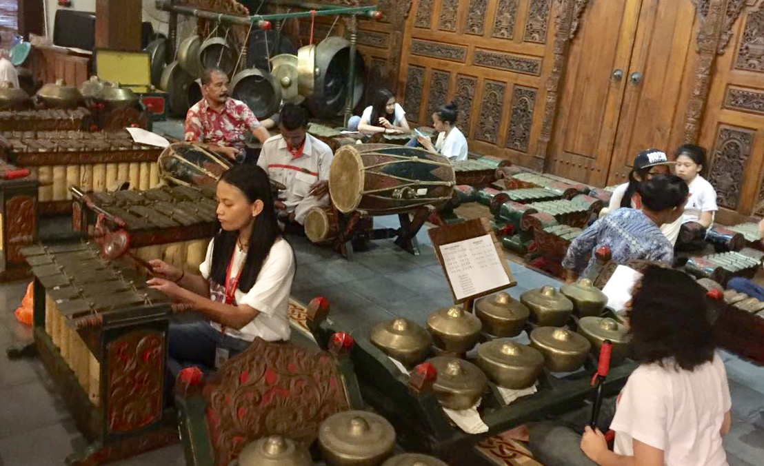 GAMELAN: Siswa dari Jakarta sedang menikmati gamelan di Jogja.