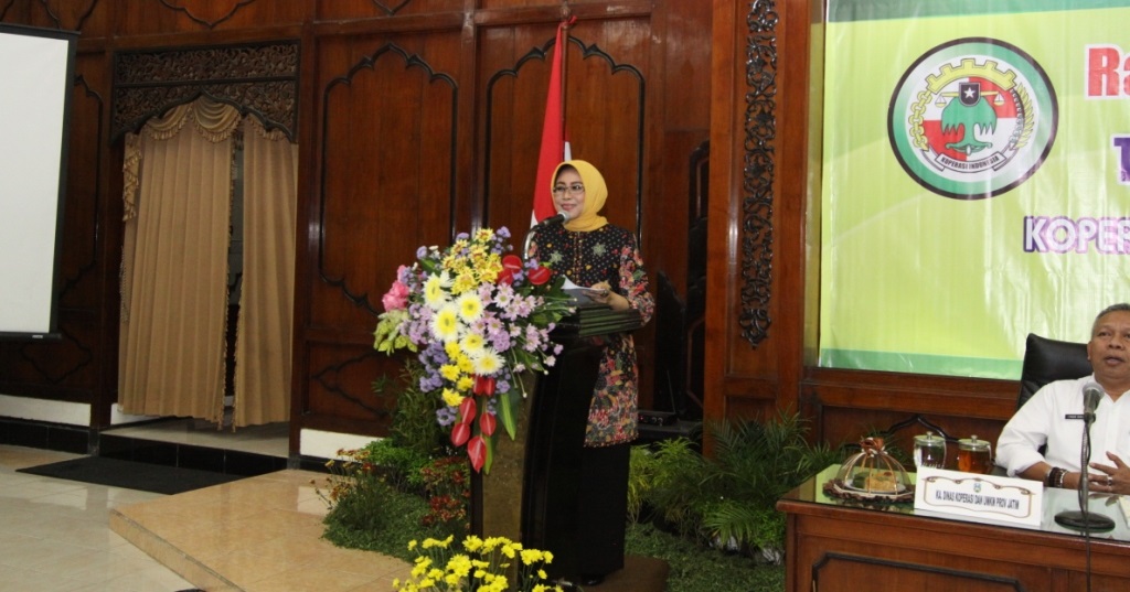 Fatma Saifullah Yusuf memberikan sambutan hangat di acara RAT 2016 Koperasi Citra Padma Wanita di Bhinaloka Sekretariat Daerah, Rabu (8/3).