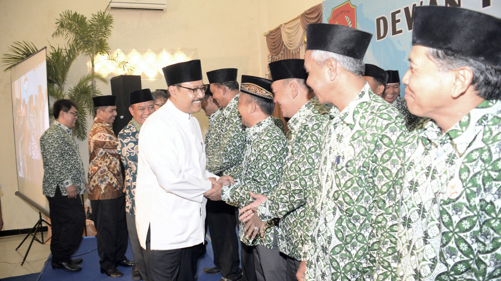 Gus Ipul Bersama Bupati Lamongan Berikan Selamat Kepada Para Anggota DPC P-APDESI Kab Lamongan Yang Baru Dikukuhkan