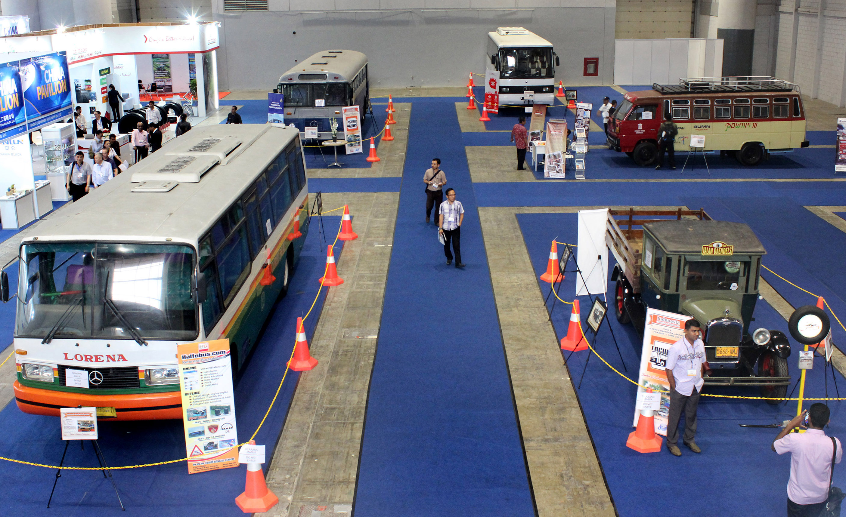 BUS KUNO:Bus dari tahun 1960-1990 dipamerkan dalam "Indonesia International Transportation Expo" di JIExpo, Jakarta, Kamis (30/3). Pameran transportasi itu berlangsung dari tanggal 29 Maret-1 April 2017. (ANTARA FOTO/Ilham Sangaji)