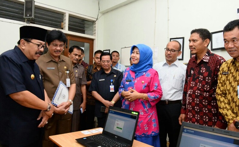 Gubernur Jatim Pakde Karwo di dampingi Kepala Dinas Pendidikan Prov Jatim Saiful Rachman tinjau langsung kesiapan UNBK di SMKN 6 Surabaya.