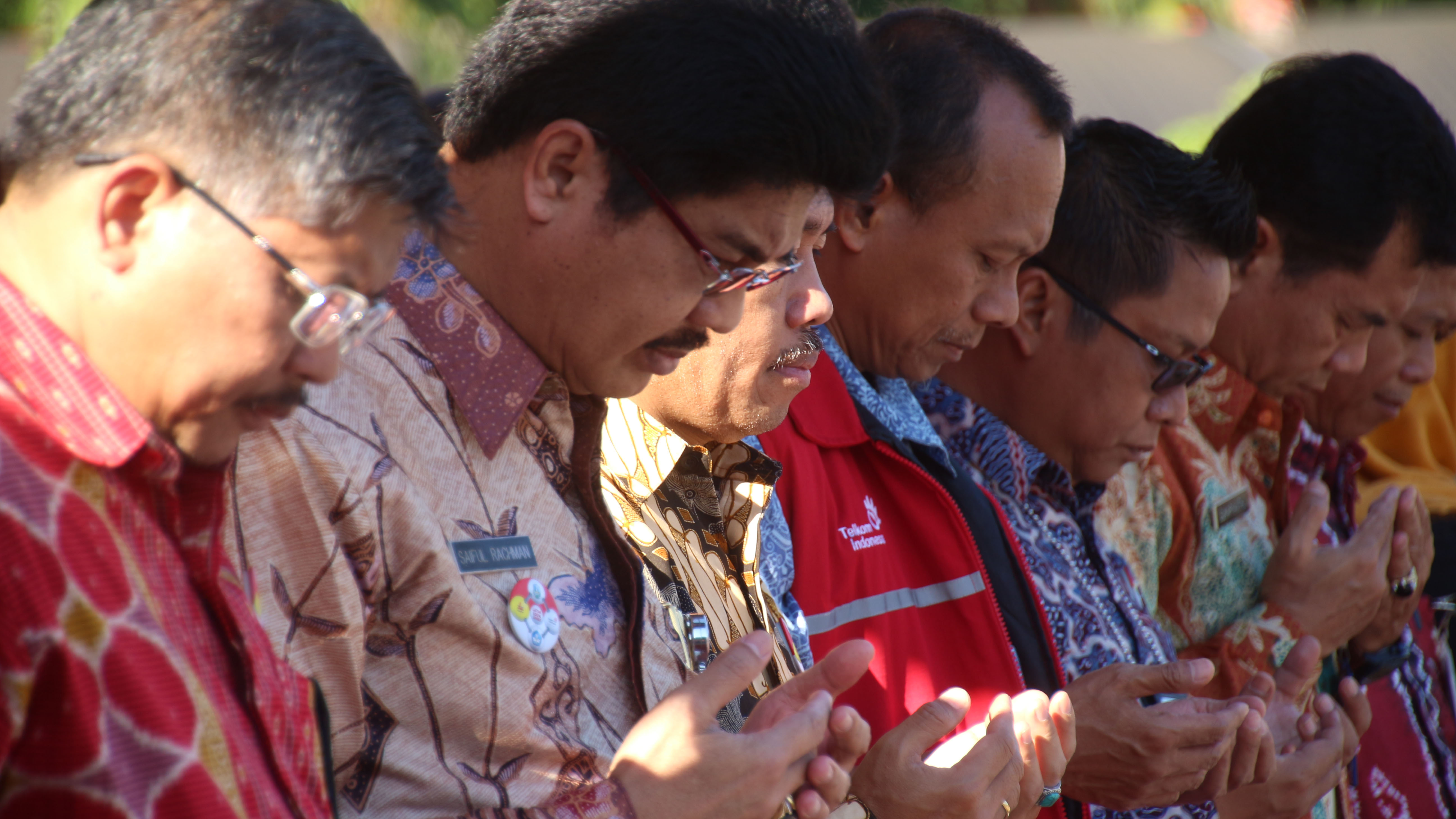 Jajaran Kepala Dinas, Pemimpin Telkom Jawa Timur, dan General Manager PLN Distribusi Jawa Timur tengah melakukan Do'a bersama demi kelancaran pelaksanaan Ujian Nasional Berbasis Komputer, saat Apel Jawa Timur Sukses 100% UNBK 2017 yang dipimpin Wakil Gubernur Jawa Timur Saifullah Yusuf, di Kantor Telkom, Ketintang, Surabaya, Selasa (14/3) pagi.