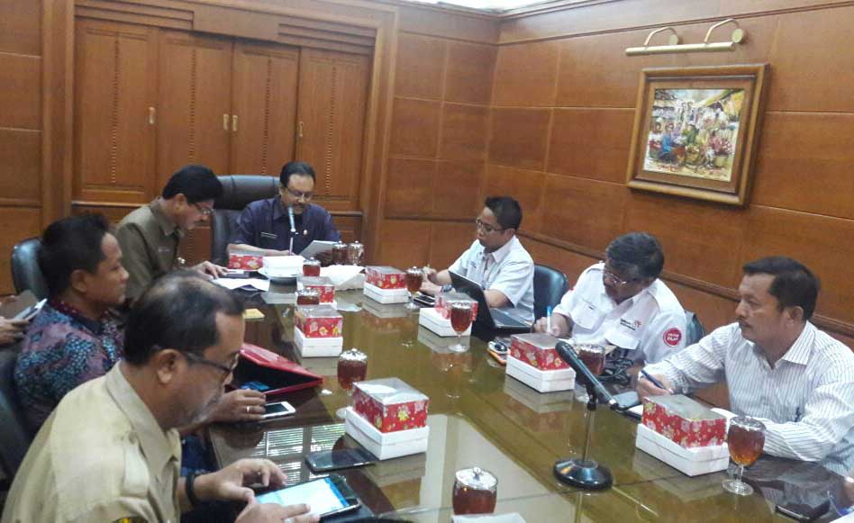 (Wagub Jatim memimpin rapat persiapan Ujian Nasional Berbasis Komputer di ruang rapat kantor Pemprov, hari Senin (6/3) siang. (foto hasan bisri)