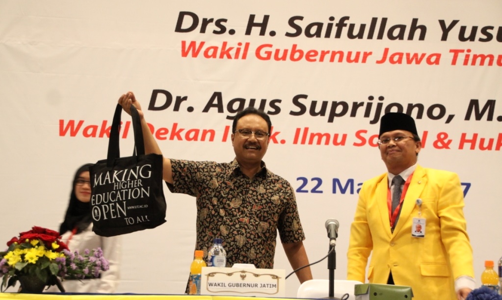 Wakil Gubernur Jatim Menerima Cinderamata Dari Agus Suprijono, Selaku Wakil Dekan I Di Acara Seminar Kebangsaan Auditorium Universitas Airlangga Surabaya, Rabu (22/3).