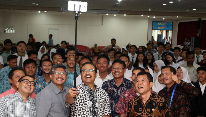 Wagub Jatim Saifullah Yusuf (Gus Ipul) mengajak wefie para peserta pelatihan internet sehat