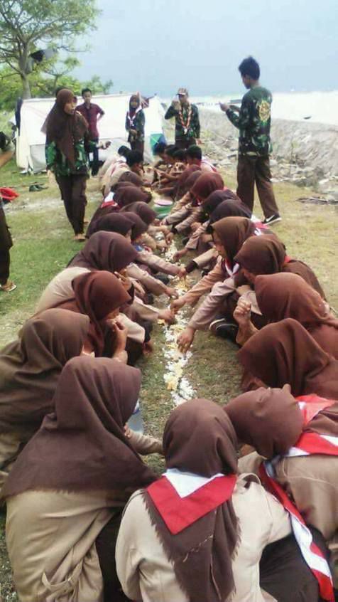 VIRAL: Foto ini tunjukkan kegiatan pramuka saat makan dengan alas tanah (Foto: facebook.com/Asep Saprul)