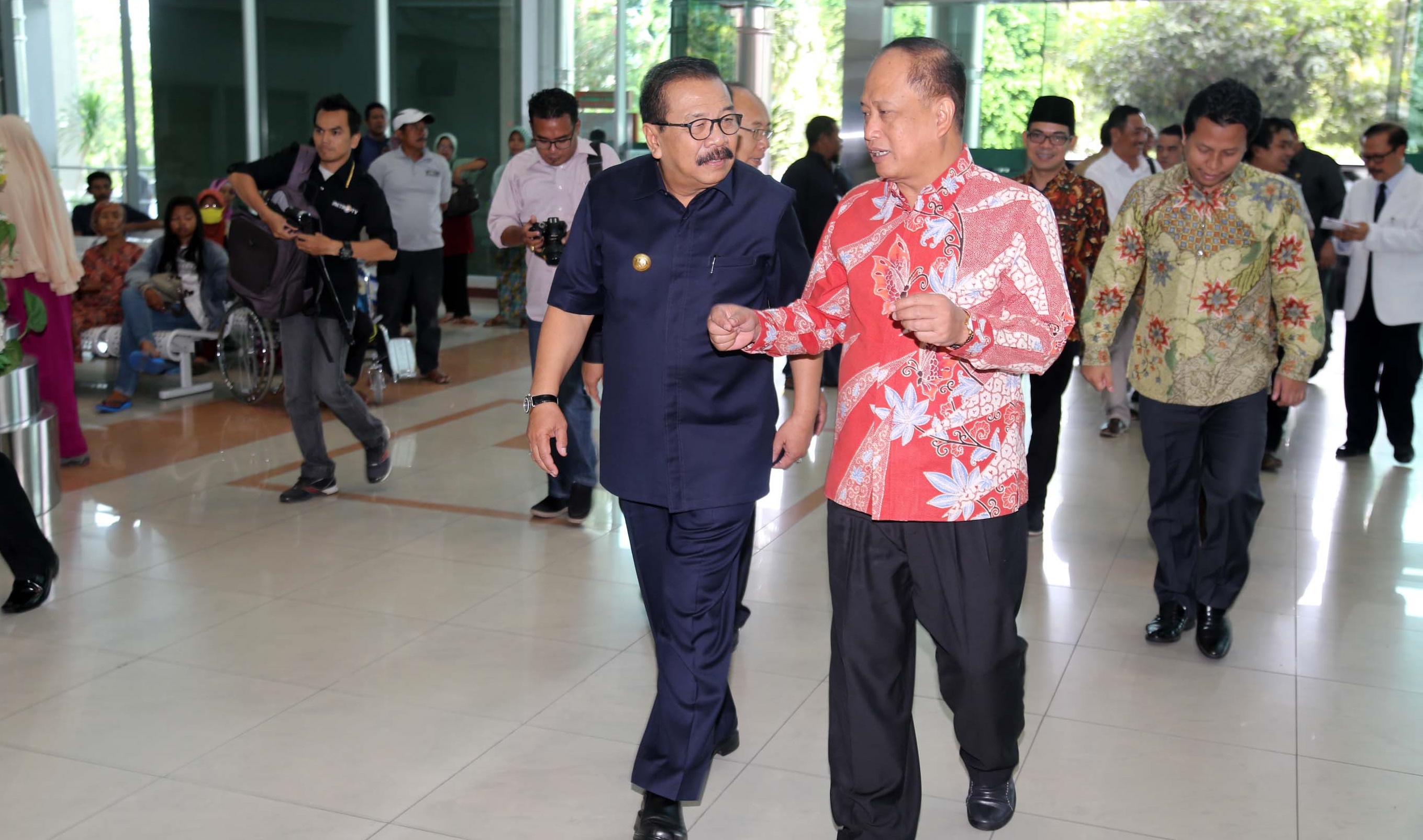 Gubernur Jatim dampingi Menristek dan Dikti pada acara penyerahan sertifikat dosen dan sk jabatan guru besar di RSUD Dr Soetomo.