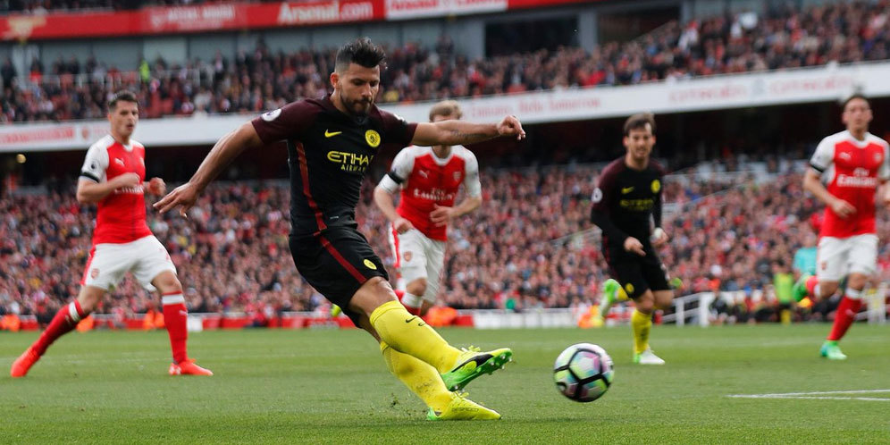 Sergio Aguero tampak melepaskan tendangan, saat timnya Manchester City menjamu Arsenal di Emirates Stadium, Minggu (2/4). 