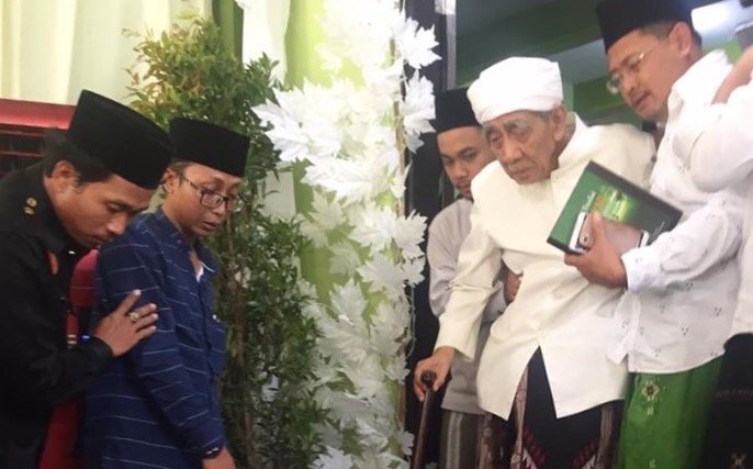 MBAH MAIMUN: KH Maimun Zubair di antara para santrinya. (foto: Maturnuwun Blontang Poer)