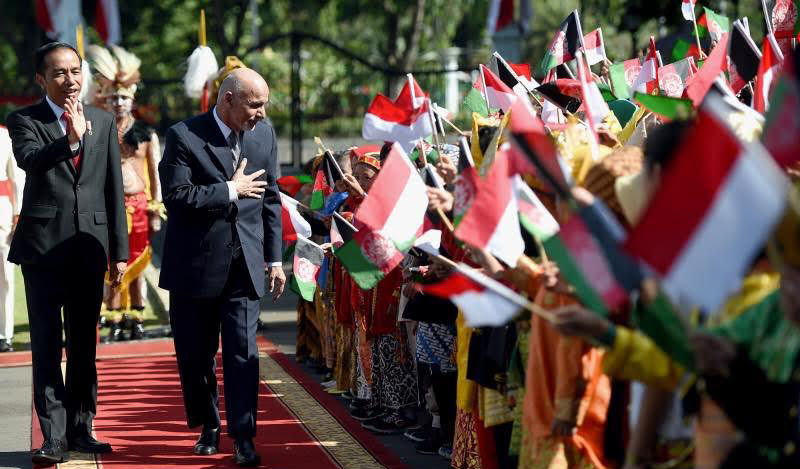 HORMAT: Presiden Afghanistan Ashraf Ghani memberi hormat anak-anak yang menyambutnya di Istana Merdeka ditemani Presiden Jokowi. (Foto Biro Pers/Setpres)