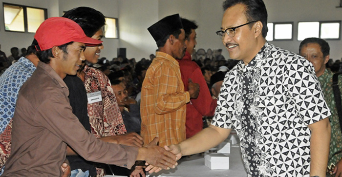 Wakil Gubernur Jatim, Saifullah Yusuf (kanan), bersalaman dengan salah seorang peternak sapi perah.