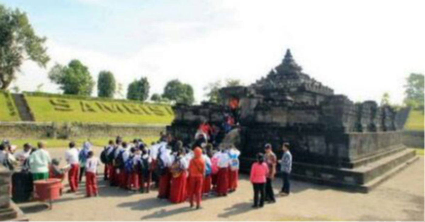 CAGAR BUDAYA: Pelajar di Jogja diperkenalkan cagar budaya sejak dini dengan mengunjungi candi.