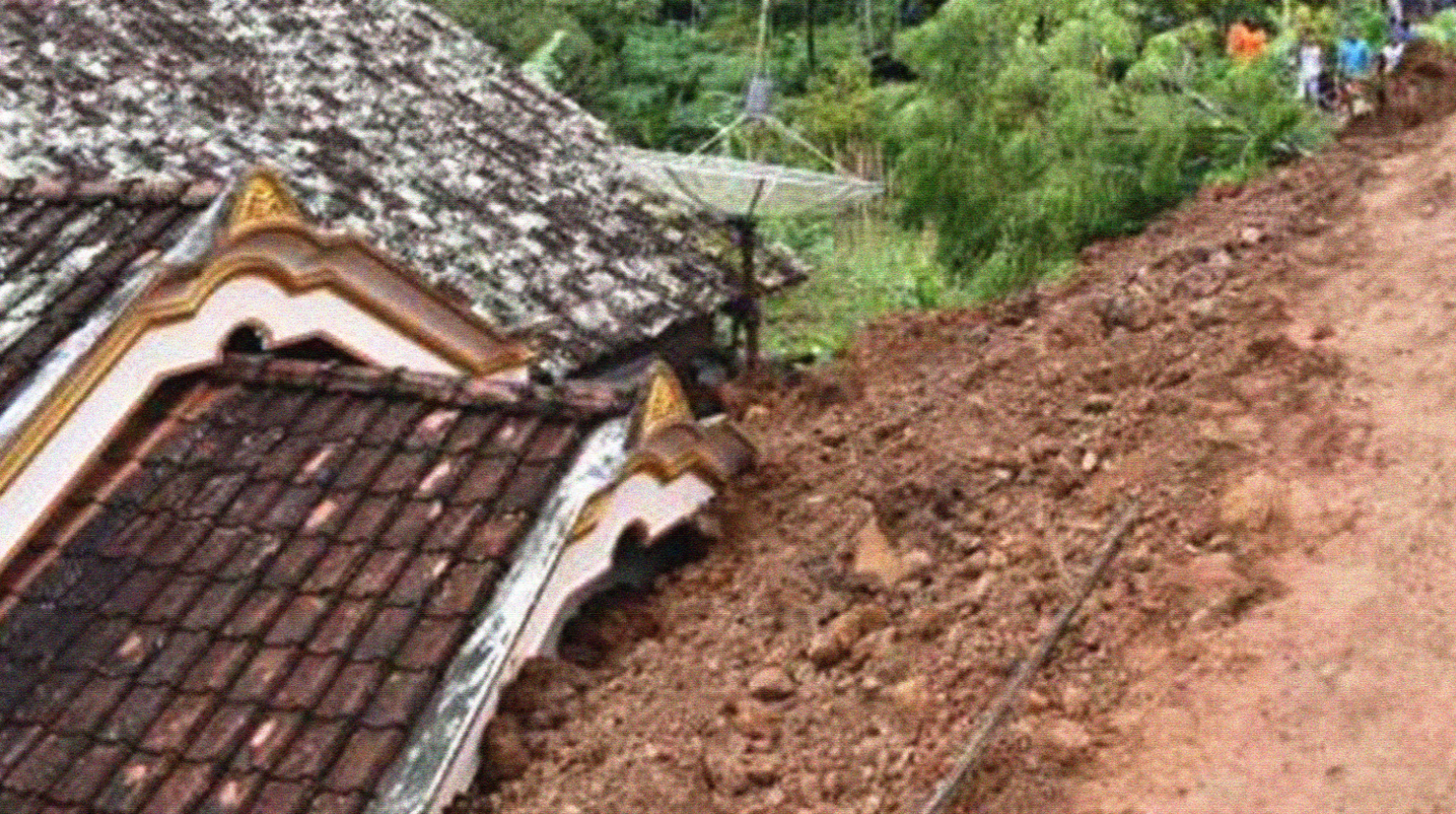 Bencana longsor di Desa Banaran, Kecamatan Pulung, Ponorogo, Jawa Timur, Sabtu (1/4). (Foto: Antara)