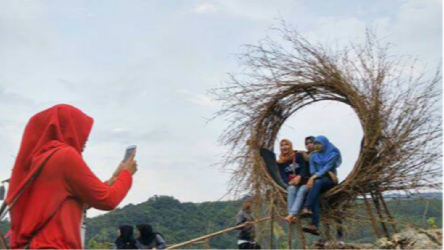 EKSOTIK: Keindahan alam kawasan Pegunungan Kendeng wilayah Pati Selatan bisa dinikmati dari atas Bukit Pandang yang semilir. Foto:Arif/jateng pos