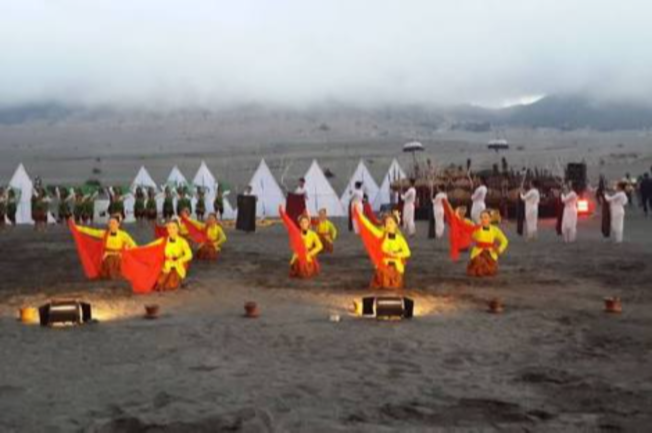 EKSOTIK: Keindahan lautan pasir Gunung Bromo menjadi panggung alam dalam Eksotika Bromo.