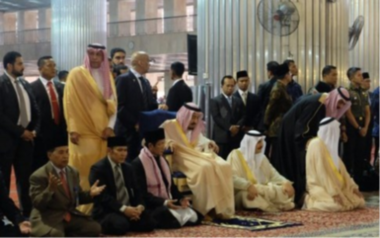 RAJA Salman pun melakukan Shalat Tahiyatul Masjid, ketika berkunjung di Masjid Istiqlal Jakarta. (foto: ist)